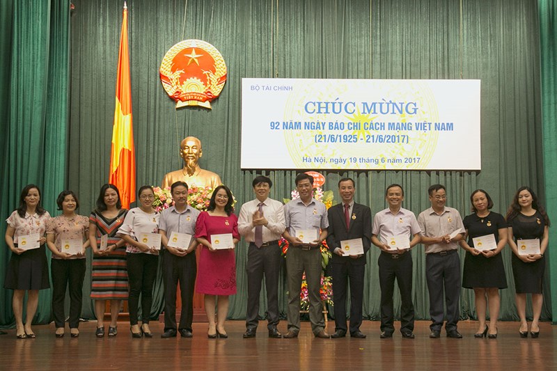 Ông Hồ Quang Lợi Phó Chủ tịch thường trực Hội Nhà báo Việt Nam trao Kỷ niệm chương “Vì sự nghiệp báo chí Việt Nam” cho các cá nhân.