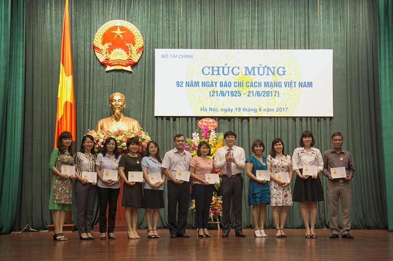 Ông Hồ Quang Lợi Phó Chủ tịch thường trực Hội Nhà báo Việt Nam trao Kỷ niệm chương “Vì sự nghiệp báo chí Việt Nam” cho các cá nhân.