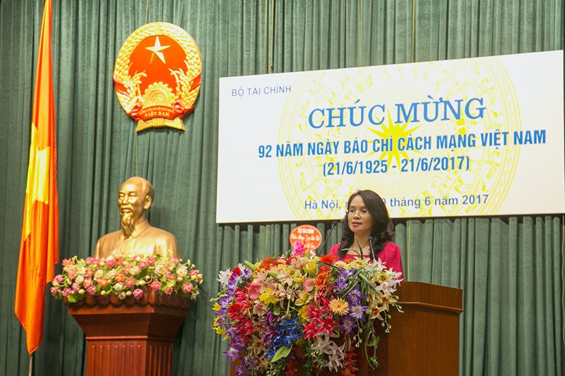 Đồng chí Vũ Thị Ánh Hồng, Phó Chủ tịch LCH Nhà báo ngành Tài chính, Tổng biên tập Báo Hải quan phát biểu tại     .