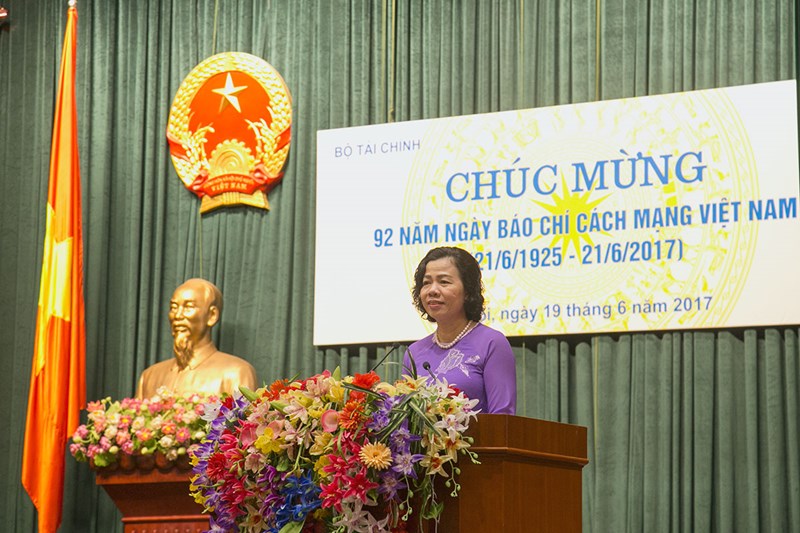 Thứ trưởng Bộ Tài chính Vũ Thị Mai phát biểu chúc mừng tại Lễ Kỷ niệm.