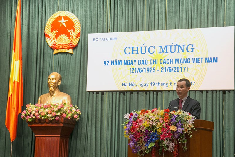 Đồng chí Ngô Chí Tùng, Chủ tịch Liên chi hội Nhà báo ngành Tài chính, Phó Chánh văn phòng Bộ Tài chính Phát biểu chào mừng và dọc Thư chúc mừng của Bộ trưởng Bộ Tài chính.