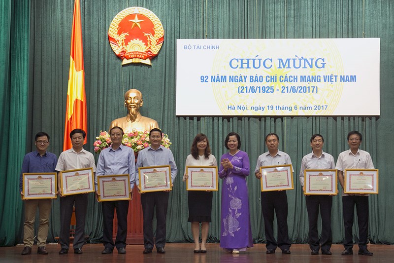 Thứ trưởng Bộ Tài chính Vũ Thị Mai trao tặng Bằng khen của Bộ trưởng.