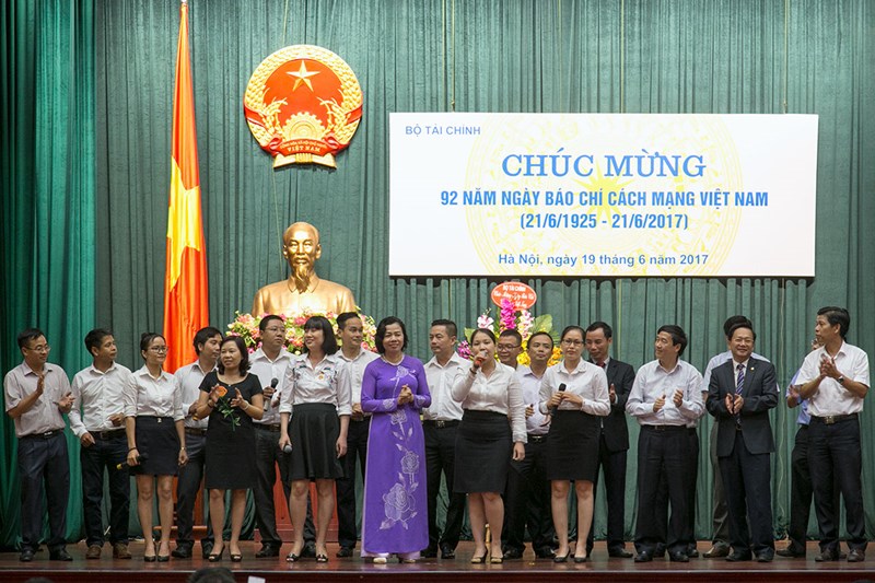 Kết thúc buổi Lễ, đại diện Lãnh đạo Bộ Tài chính và các đại biểu tham dự đã hòa vào không khí sôi nổi cùng ca khúc “ Hãy đến với con người Việt Nam” của Tạp chí Thuế.