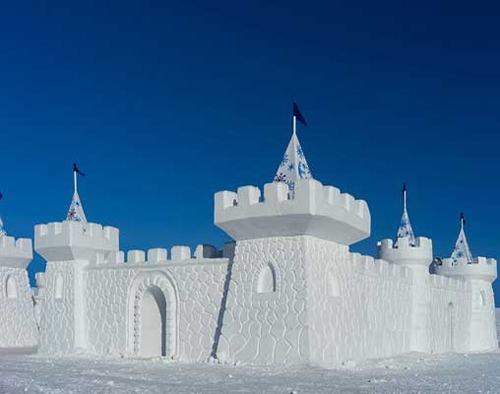 Do thành phần chính của lâu đài làm từ băng tuyết, khi mùa xuân đến, nó lại bị tan chảy. Vào mùa đông năm sau, người dân ở đây tiếp tục xây lên một lâu đài tuyết khác với những hình dáng khác nhau.