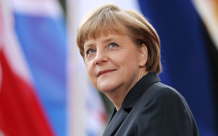Thủ tướng Đức Angela Merkel nhận lương 263.000 USD mỗi năm (22.000 USD mỗi tháng, 720 USD mỗi ngày). Bà từ chối sống tại nhà công vụ mà cư trú tại một căn nhà 5 tầng ở trung tâm Berlin. Hiện lương tối thiểu của Đức là 1.780 USD mỗi tháng.