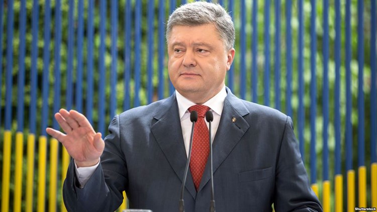 Tổng thống Petro Poroshenko của Ukraine nhận lương 12.220 USD mỗi năm (1.018 USD mỗi tháng, 33 USD mỗi ngày). Theo Forbes, ông cũng là tỷ phú giàu thứ sáu tại Ukraine, với tài sản 1,3 tỷ USD. Hiện lương tối thiểu hàng tháng tại nước này là 133 USD.