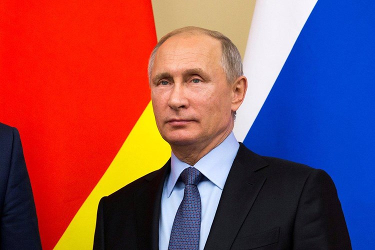 Tổng thống Nga Vladimir Putin nhận lương 151.032 USD mỗi năm (12.586 USD mỗi tháng, 414 USD mỗi ngày). Mức lương tối thiểu hàng tháng tại Nga hiện là 140 USD.