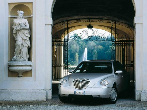 Chính phủ Italy từng đặt mua một lượng lớn Thesis và đây cũng là một trong những mẫu xe có ngoại hình đặc biệt nhất của một chính phủ. 