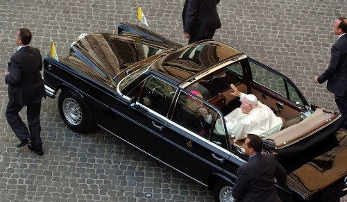 Giáo hoàng John Paul II vẫy chào dân chúng từ chiếc Mercedes 600 mui trần tại một sự kiện năm 2002. 