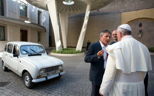 Đức giáo hoàng Francis tự lái chiếc Renault 4 đời 1984 đi vòng quanh Vatican, thay vì ngồi trên xe bọc thép Mercedes M-class. 