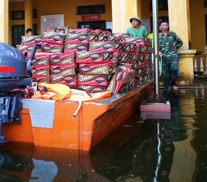 Hàng cứu trợ được chuyển bằng ca nô về UBND xã Nam Phương Tiến, trước khi chia cho các hộ dân.