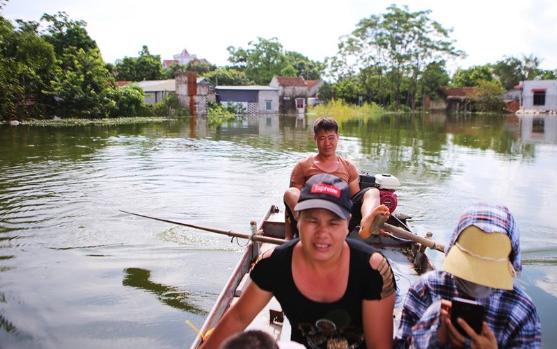 Hiện, các thôn Nam Hài, Nhân Lý, Hạnh Bồ và một phần thôn Hạnh Côn xã Nam Phương Tiến đang bị cô lập trong “biển nước”, hiếm nơi có thể lội bộ mà phải đi thuyền hoặc ca nô.