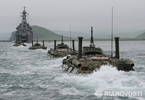 Các xe thiết giáp di chuyển về phía tàu đổ bộ cỡ lớn trong bài huấn luyện của lực lượng thuỷ quân lục chiến thuộc Hạm đội Thái Bình Dương của Hải quân Nga. Nguồn: RIA