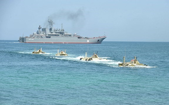 Lực lượng thuỷ quân lục chiến thuộc Hạm đội Biển đen của Hải quân Nga thực hiện thao tác đổ bộ từ tàu đổ bộ cỡ lớn Caesar Kunikov. Nguồn: RIA