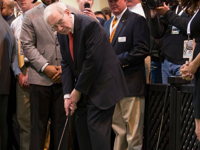 Dù thích chơi golf, Buffett không chi tiền vào những sân golf đắt đỏ. "Tôi là thành viên của mọi câu lạc bộ mà tôi muốn trở thành thành viên. Tôi muốn chơi golf với người mình thích hơn là tại những sân golf đắt nhất thế giới", Buffett từng nói