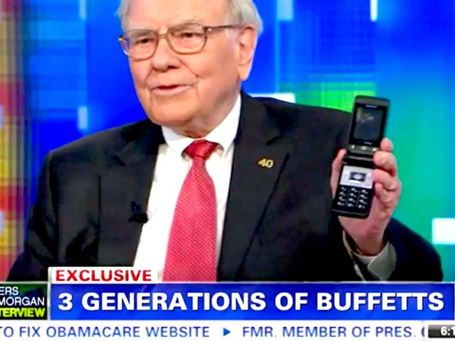 Ông cũng không chi nhiều tiền vào công nghệ, ít nhất là với điện thoại đi dộng. Buffett vẫn dùng một chiếc điện thoại gập thay vì smartphone.