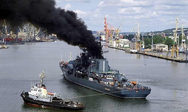  Ngoài chiếc tàu sân bay Đô đốc Kuznetsov nổi tiếng, một số lớp tàu mặt nước khác điển hình như khu trục hạm Sovremenny cũng thường xuyên gây kinh hoàng cho đối phương nhưng không phải bởi dàn vũ khí mà là cột khói dày đặc mà nó tạo ra.