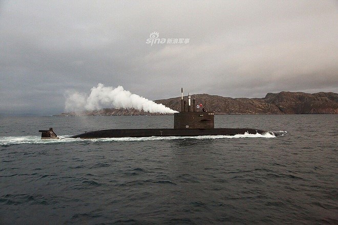  Nhưng ngoài tàu mặt nước, mới đây tàu ngầm Saint Petersburg lớp Lada - Dự án 677 thế hệ mới nhất của Hải quân Nga cũng khiến nhiều người ngạc nhiên với cột khói thoát ra từ tháp chỉ huy.