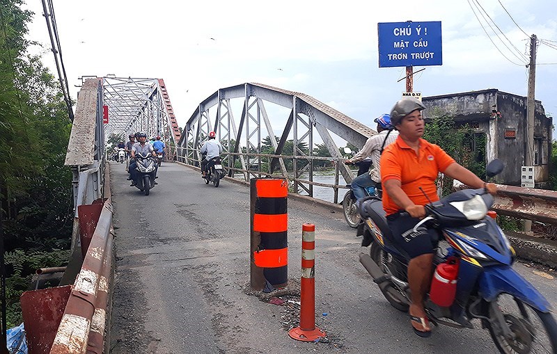 Dự kiến việc triển khai tháo dỡ cây cầu này vào cuối năm 2018 và đầu năm 2019. Trước đó, từ năm 2012 cầu Phú Long mới thay thế cầu cũ đã đi vào hoạt động, cầu có chiều dài hơn 1.400 m, chiều rộng mặt cầu 26 m với sáu làn xe, đáp ứng tốt nhu cầu đi lại của người dân.