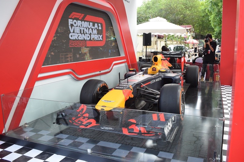 Mỗi chiếc xe dùng cho Giải đua F1 được cấu thành từ những thành phần quan trọng là động cơ đốt trong, bộ truyền lực, hệ thống giảm xóc, bánh xe và phanh… Mọi thứ đều được tinh chỉnh để đạt đến đỉnh cao về tốc độ và cả sự an toàn. 