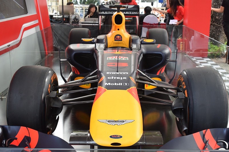 Chiếc xe đua F1 đang trưng bày tại Hoàng thành Thăng Long (Hà Nội) được trang bị động cơ hút khí tự nhiên Renault RS27, cấu hình V8 với góc lệch 90 độ, dung tích 2.4L. Công suất của chiếc xe này lên đến hơn 750 mã lực, và có duy nhất 1 chỗ ngồi. 